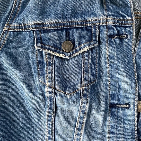 NWT - Classic Distress Jean Jacket for Women, Size Medium - Picture 10 of 10